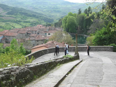 Visita a Santa Fiora, sullo sfondo la Peschiera